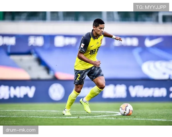 越南队金星旗帜闪耀国际赛场,出色表现点燃球迷热议 越南队金星旗帜闪耀国际赛场,出色表现点燃球迷热议