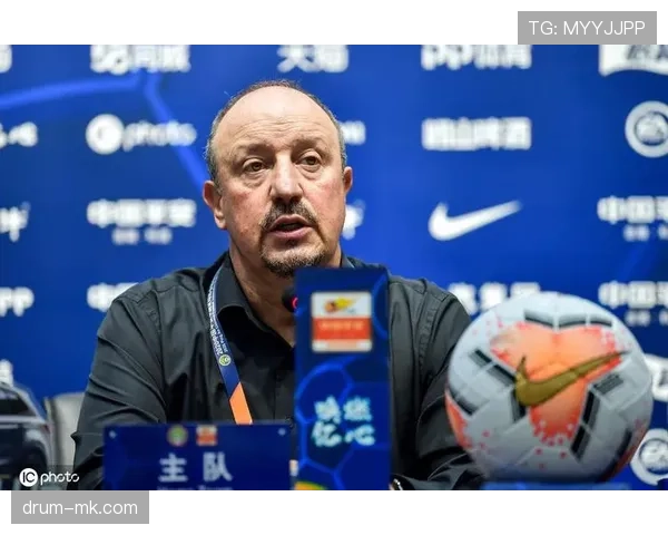 贝尼特斯战术体系解析：严密防守组织与持续提升的反击效率