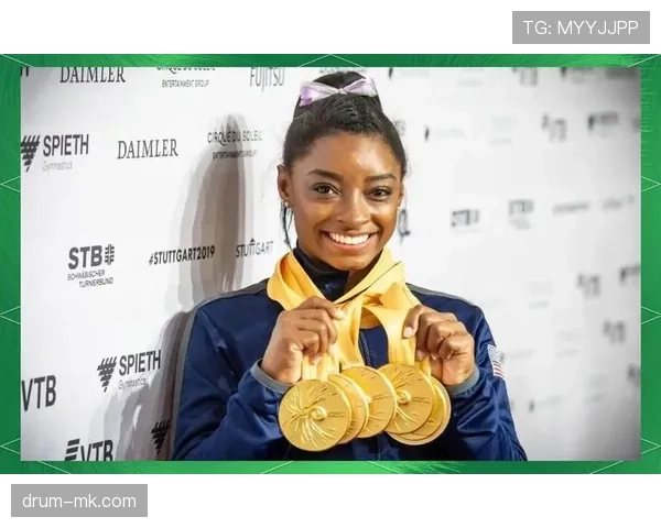 西蒙·拜尔斯随手发的厨房照，摆设比我一年的外卖账还讲究